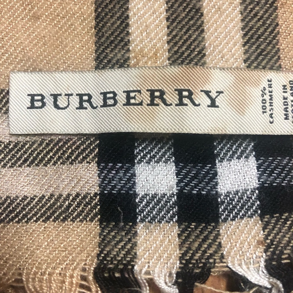 Burberry
Lightweight Giant Check Wool & Silk Scarf - Picture 3 of 8
